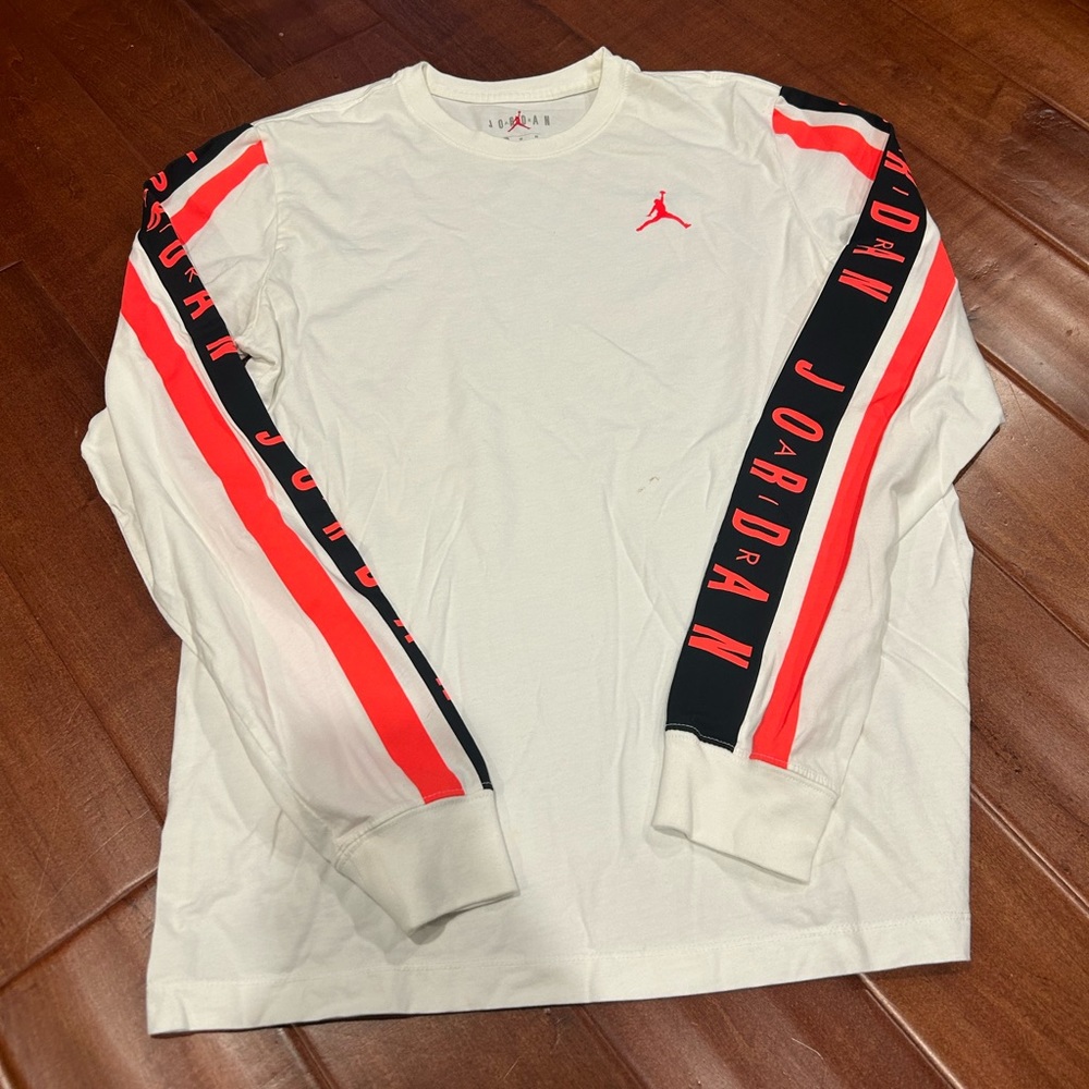 Rare Jordan long sleeve shirt in okay condition.         Size large